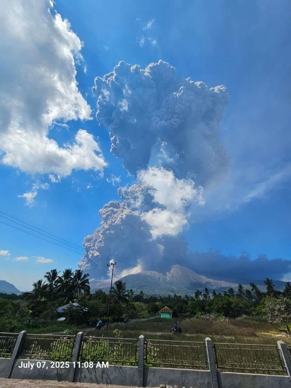 配资平台佣金 火山灰柱最高达1.8万米 印尼勒沃托比火山喷发